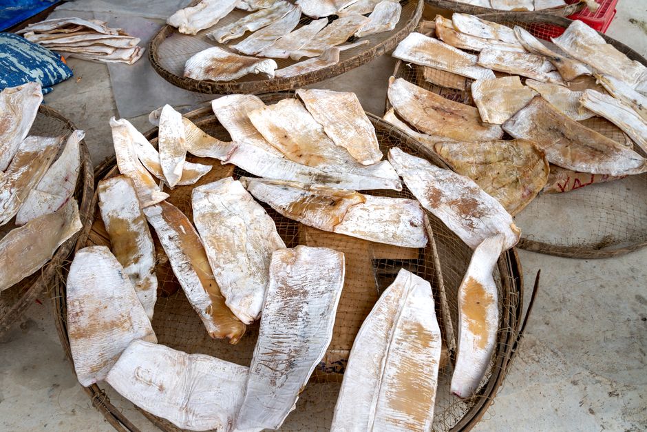 Cultura Amazonense — Close-up of dried fish arranged on woven trays, prepared for market sale.