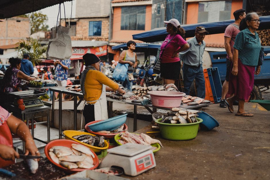 Cultura Amazonense — Vibrant scene of a fish market in Rioja, Peru, with vendors and customers interacting.