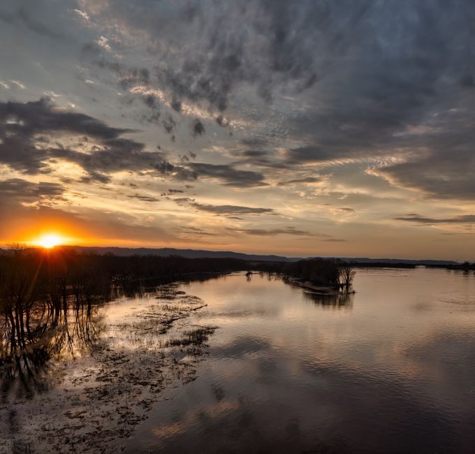 Cultura Amazonense — A breathtaking sunset over the Mississippi River with vibrant clouds in Wabasha, MN.